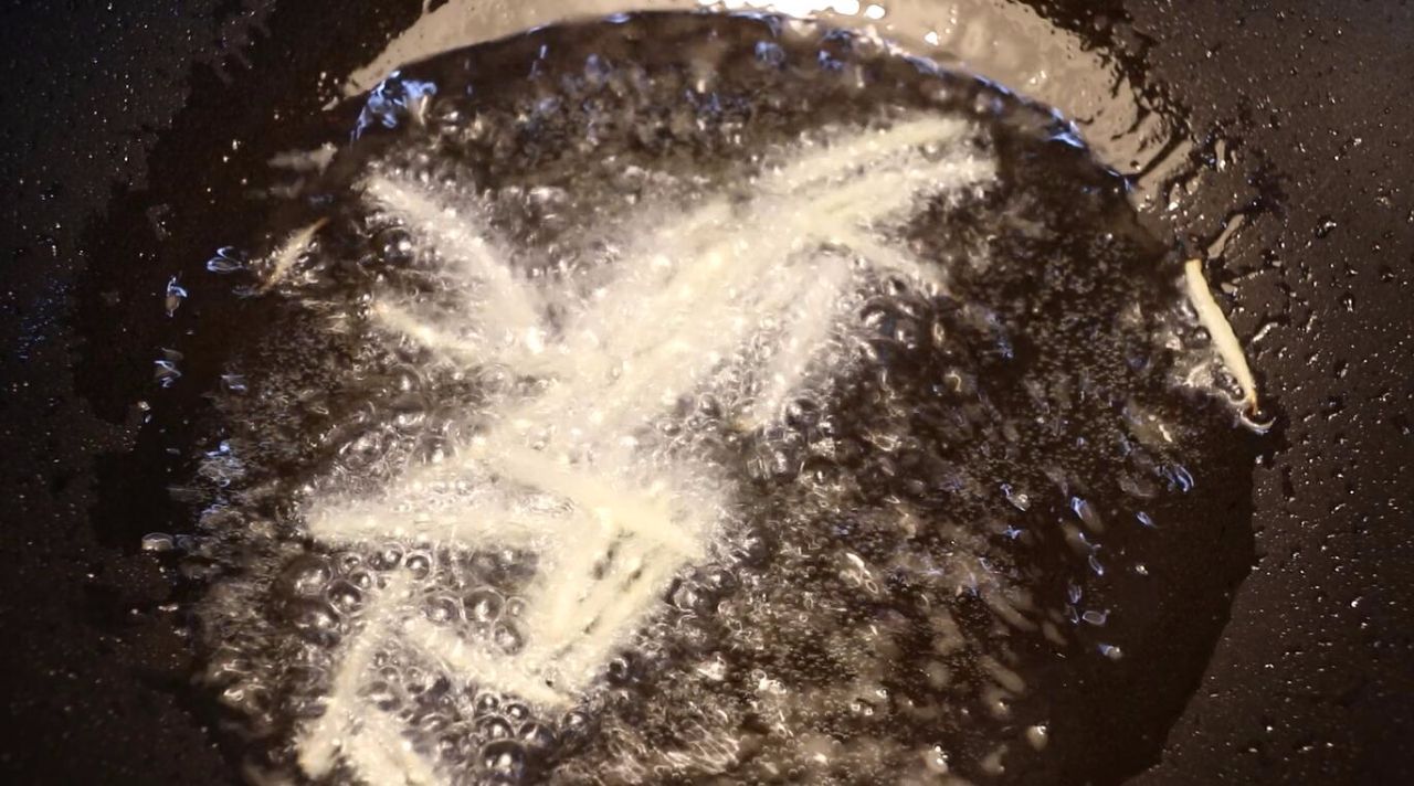 油炸小河虾又是一道美味的下酒菜,上海正宗油爆小河虾的酱汁怎么调