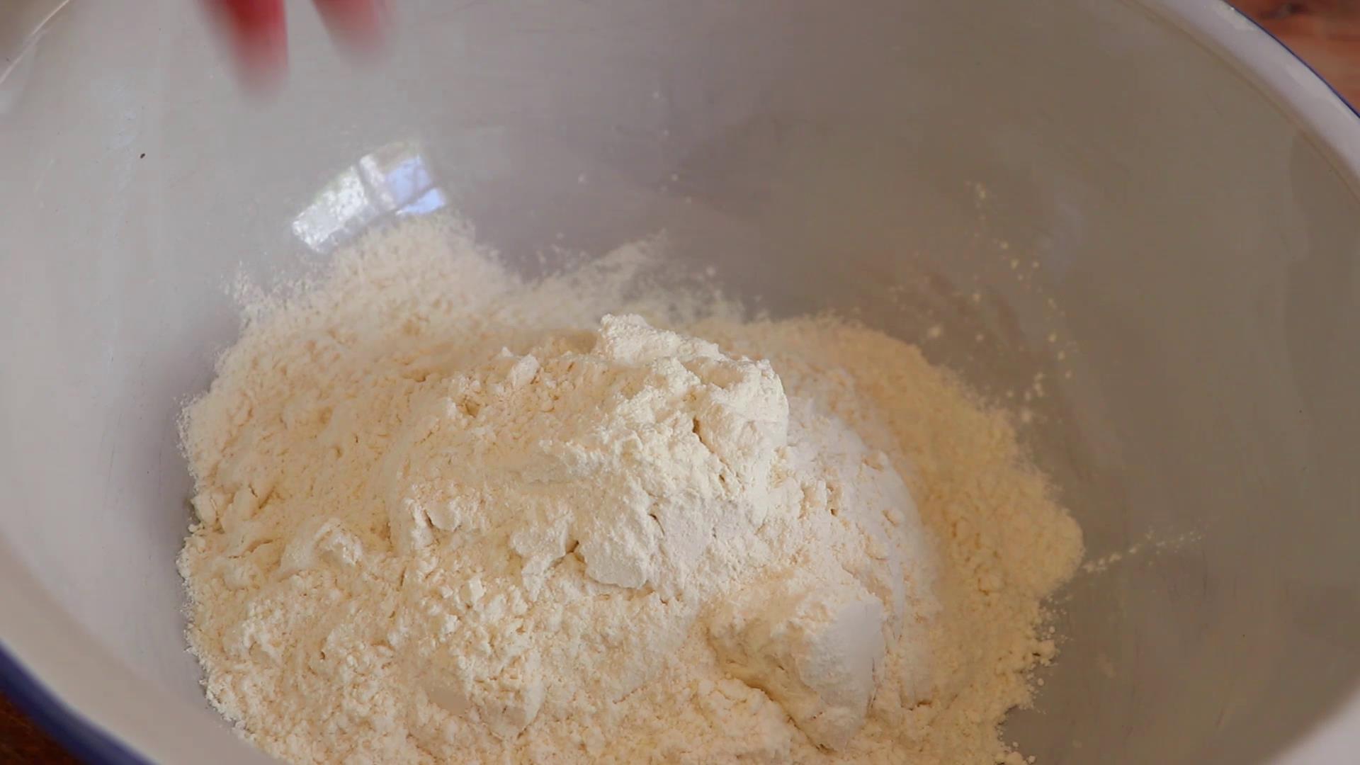 手擀面面条和面的正确配方,手擀面条怎样和面筋道商用