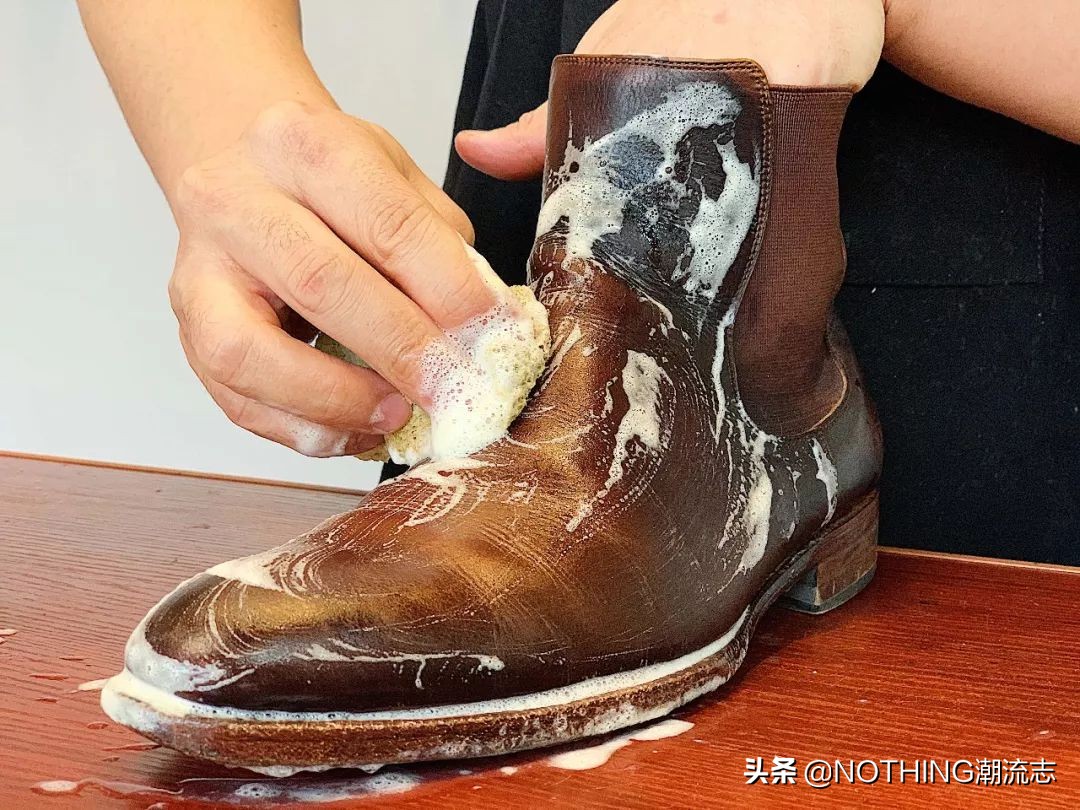 真皮皮鞋龟裂保养小窍门,绒面皮鞋湿了怎么清理