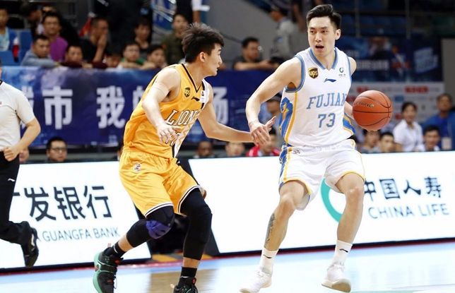 篮球为何比足球强?中国男篮落选后卫晒肌肉,只比胡尔克小了一圈