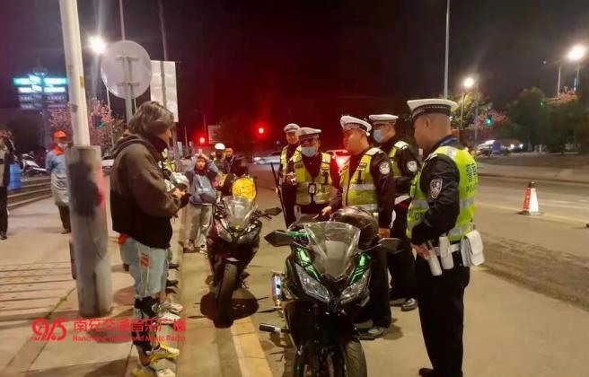 赛摩飙车遇到警察视频,赛摩车炸街事件