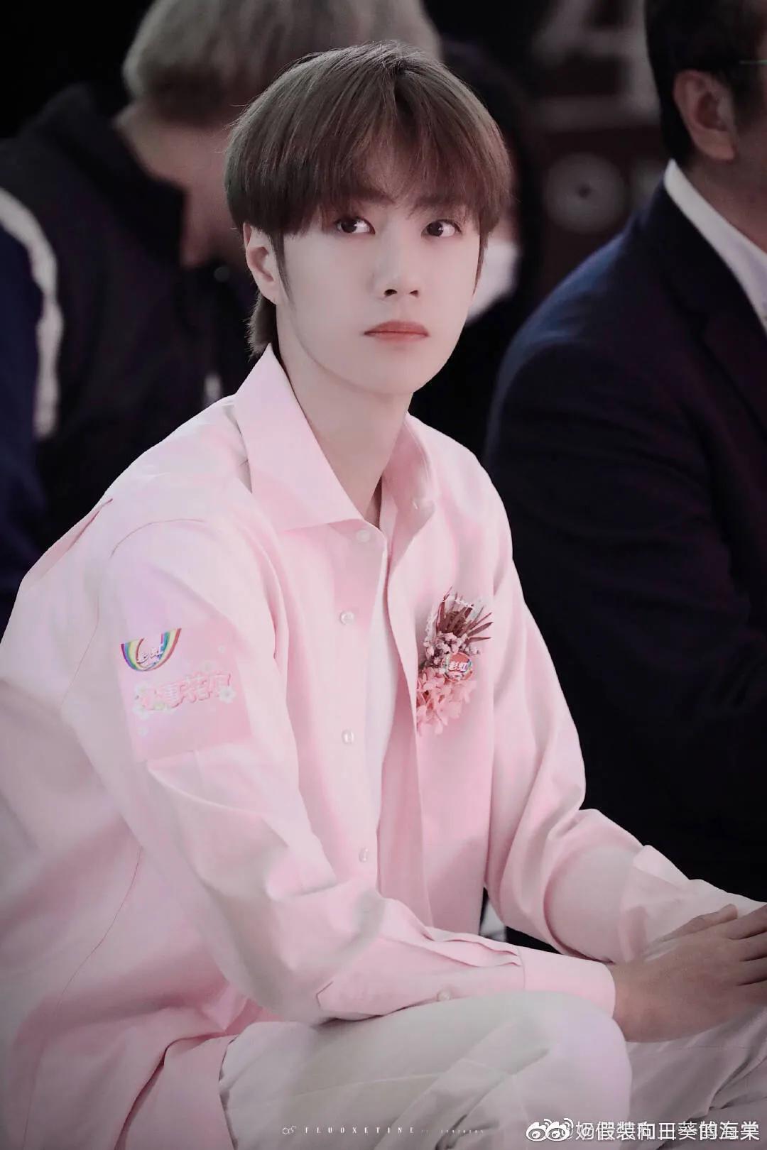 王一博送女孩蓝风铃,王一博推荐蓝风铃现场