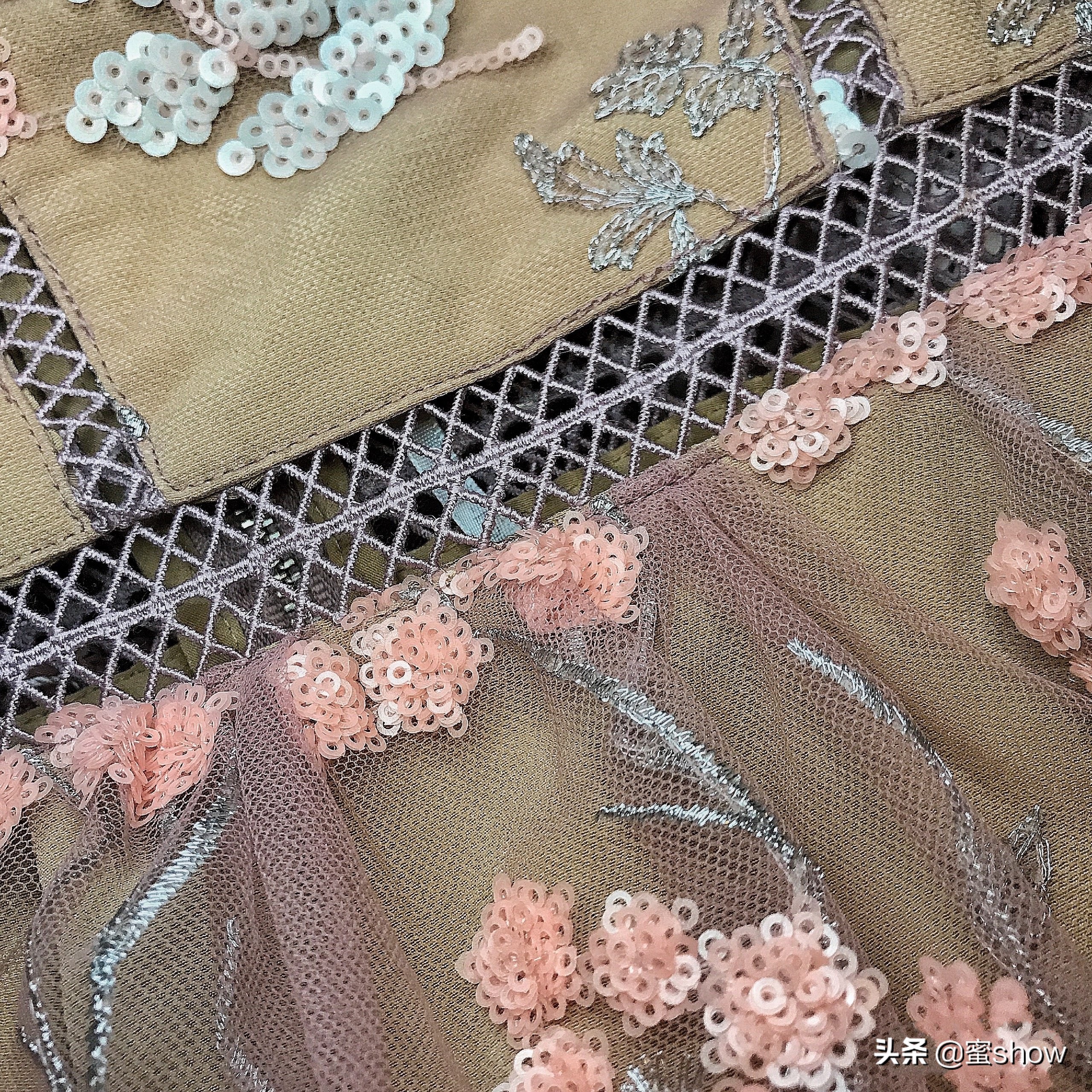 lily女装品牌属于什么档次的品牌,40-50岁高档女装品牌真丝连衣裙