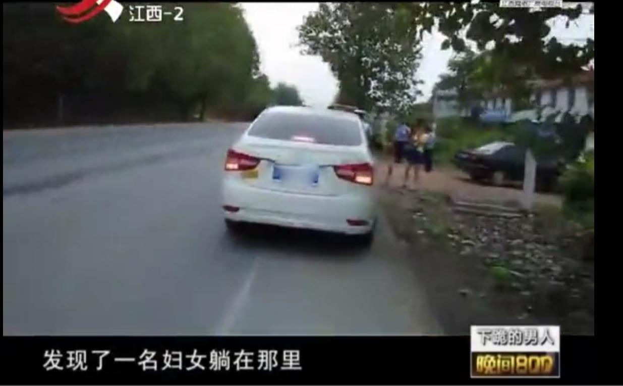 江西男子无证驾驶被查给警察下跪，因怀孕的妻子大出血急去医院