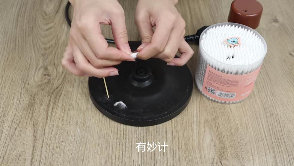电热水壶坏了用牙签维修,热水壶用牙签戳一下能省电