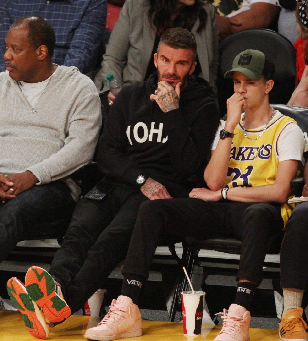 小贝和儿子踢球,小贝看球赛