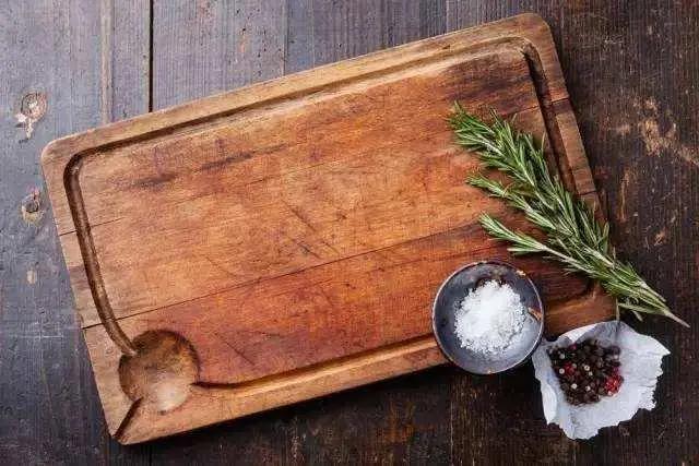 厨房卫生很重要,看看菜板是否有霉菌,赶紧清洗干净