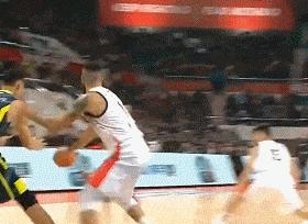 易建联国家队16年,易建联16岁时扣篮