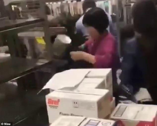 华人在澳洲超市抢奶粉,中国人在澳洲买奶粉事件