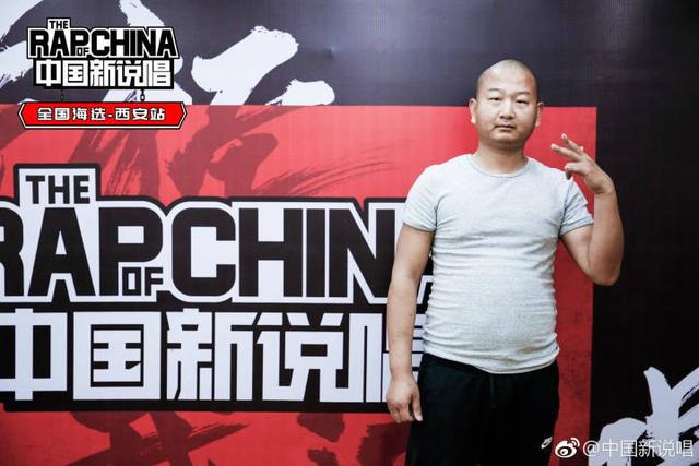 网红Giao哥酒吧演出被人追打，抱头鼠窜