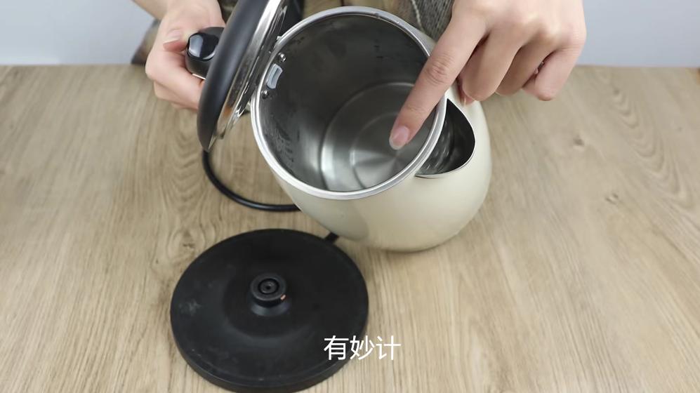 电热水壶坏了用牙签维修,热水壶用牙签戳一下能省电