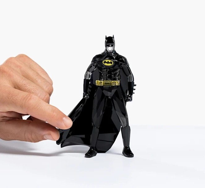 周董要入手了没？施华洛世奇推出“黑水晶版”蝙蝠车同捆蝙蝠侠