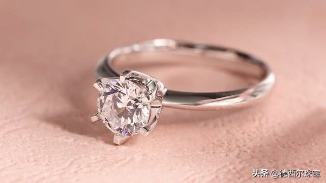 已婚女人戴戒指戴左手还是戴右手,男生戴戒指一般是戴左手还是右手