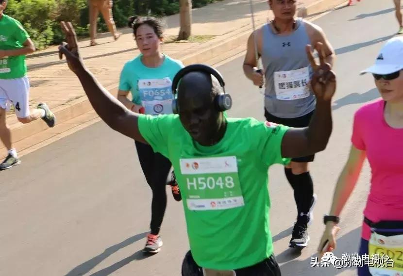 弥勒马拉松直升机撒玫瑰,弥勒马拉松用直升机撒玫瑰花