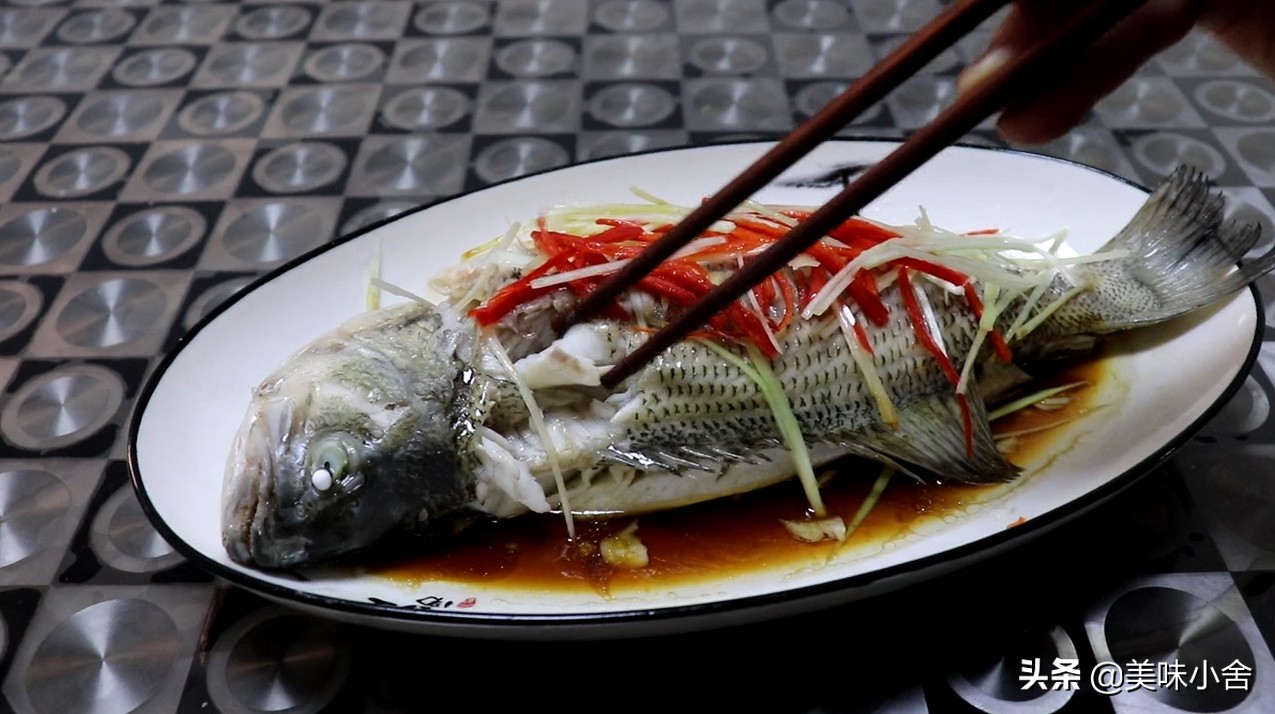 清蒸鲈鱼的正确做法鲜嫩无腥味,大厨教你清蒸鲈鱼的正确做法