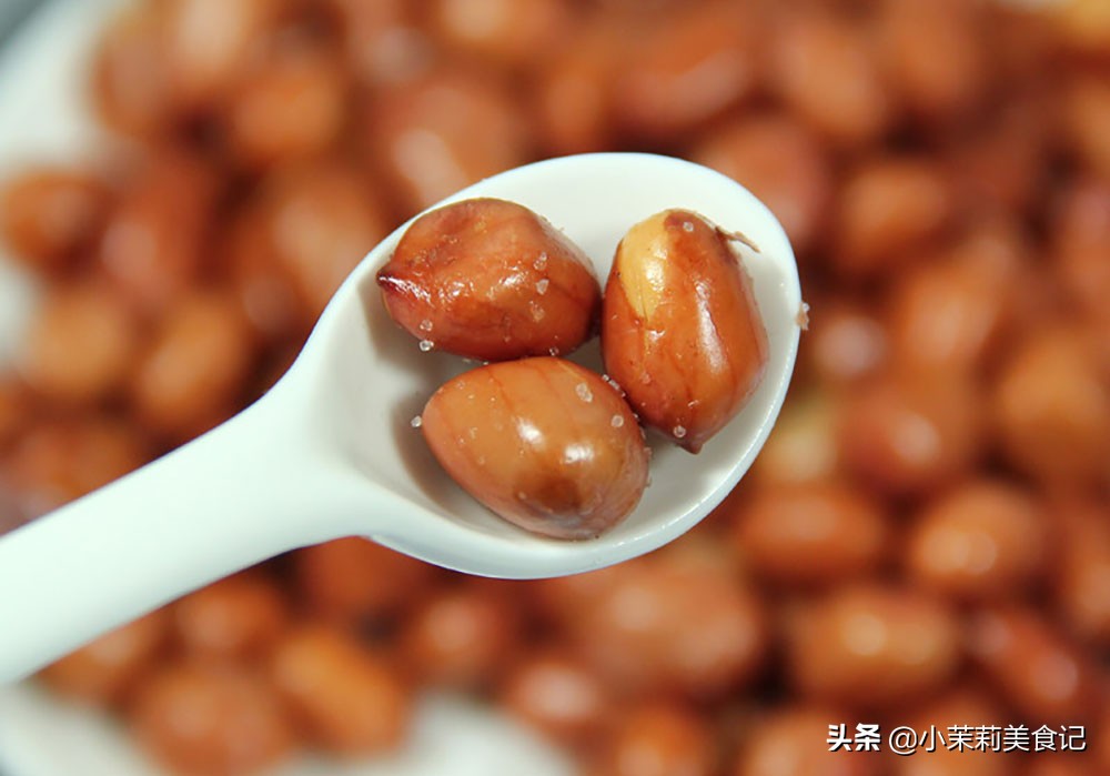 炸花生米是凉了放盐还是趁热放盐,炸花生米放凉了还不脆