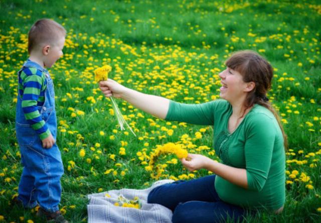 15岁男孩跟妈妈睡的坏处,男孩15岁和妈妈一起睡有啥问题