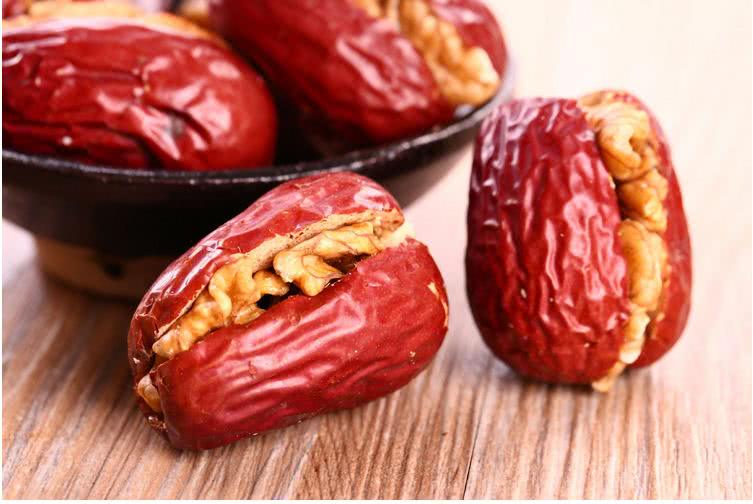 一年挣100万的新疆小伙,新疆小伙种地挣两千万