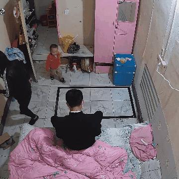 向对面出租屋射了一箭：80后妈妈王莹在城中村的实验艺术