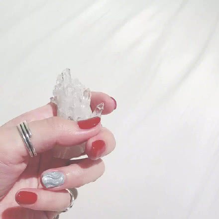 今年最流行的美甲颜色款式显白,什么色系显手白单色美甲款式图片