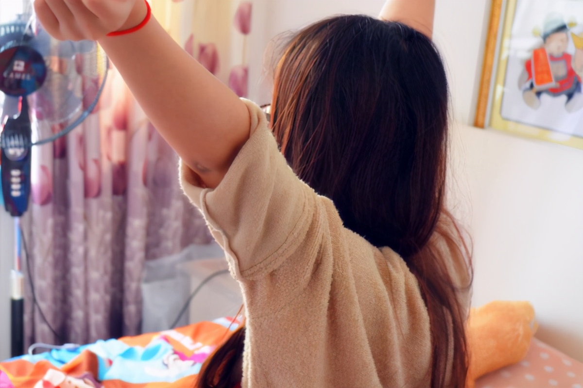 每天一杯牛奶是早上喝还是晚上喝,每天喝一杯牛奶什么时间喝最佳