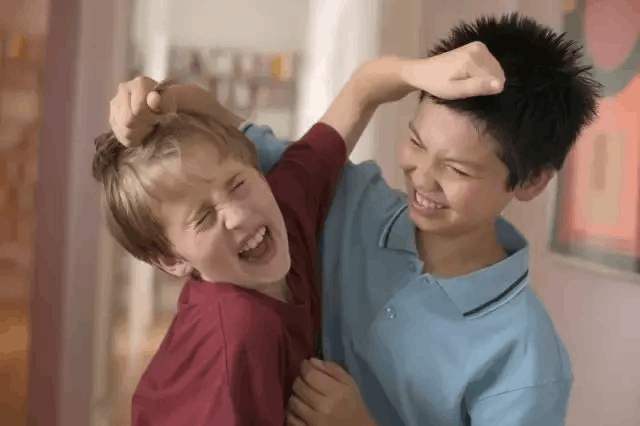 孩子被同学打了,家长应该怎样处理?做到4点,孩子不会产生阴影