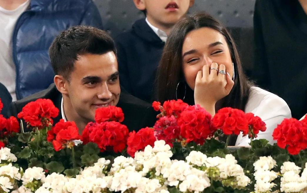 皇马队宠接班人终于和绯闻女友官宣,最爱的就是整蛊女友