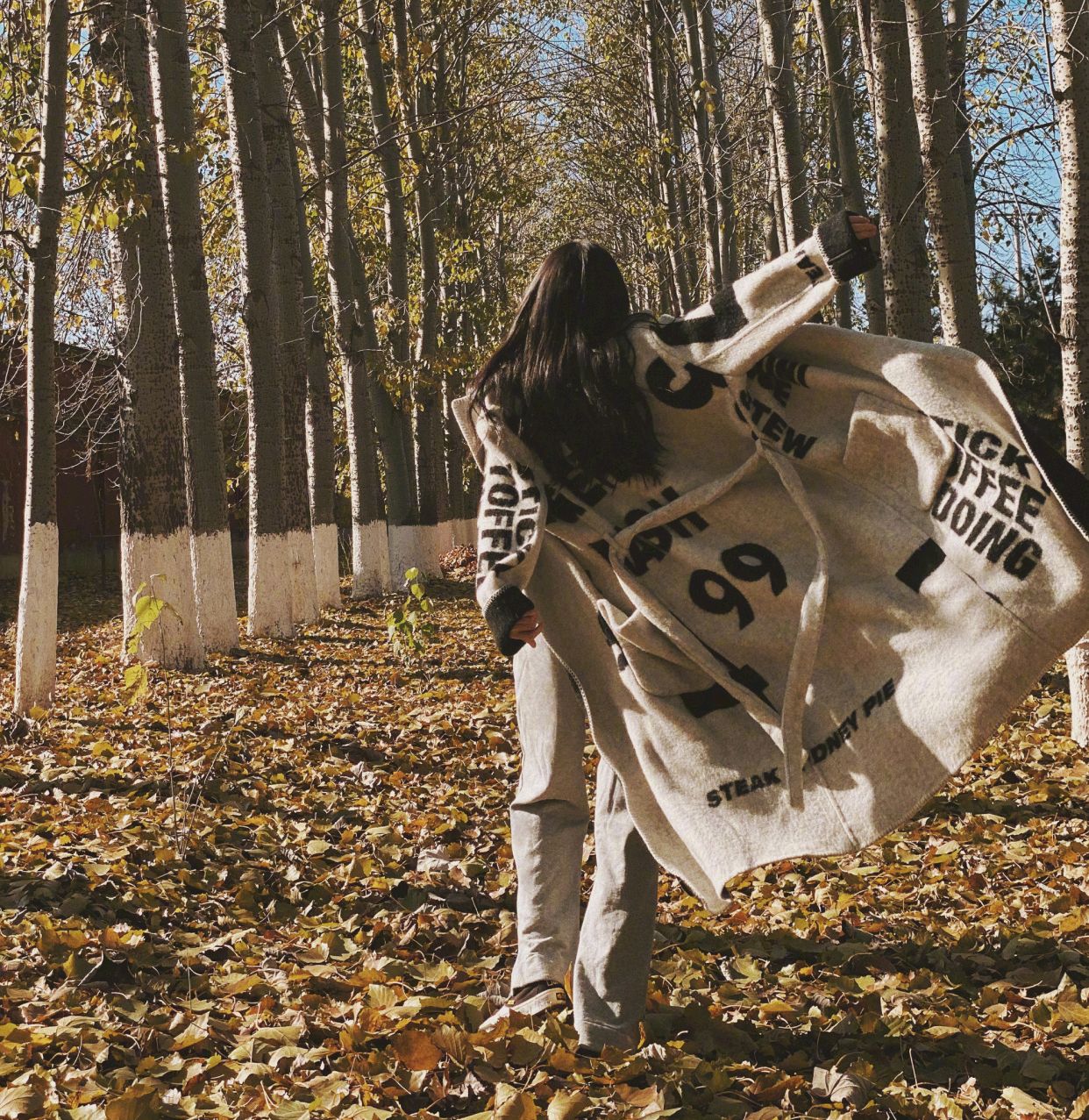 张俪穿西装外套内搭衬衫贝雷帽,张俪穿一身黑色look帅气洒脱