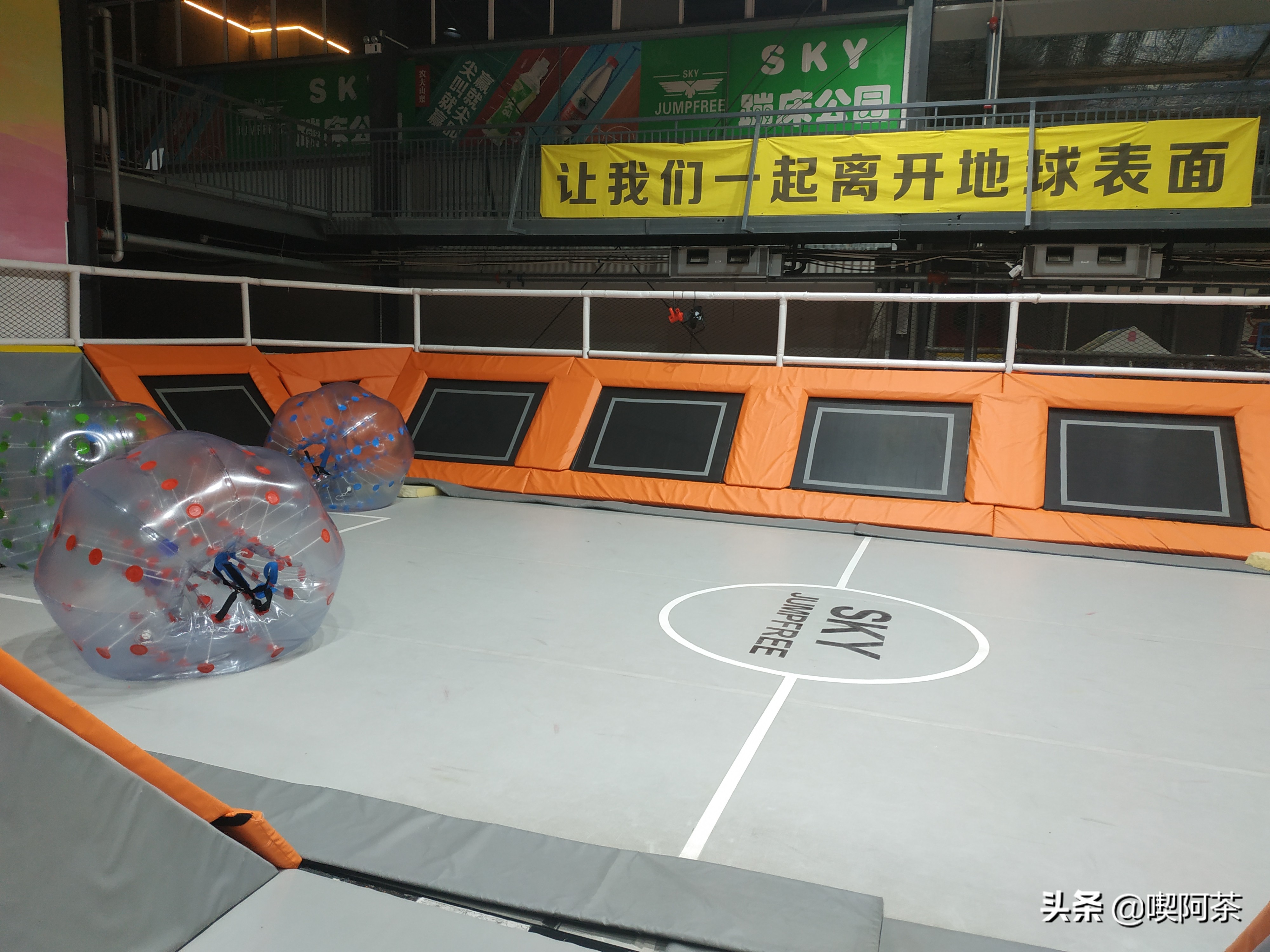 让我们离开地球表面歌词,让我们一起逃离到地球的边缘