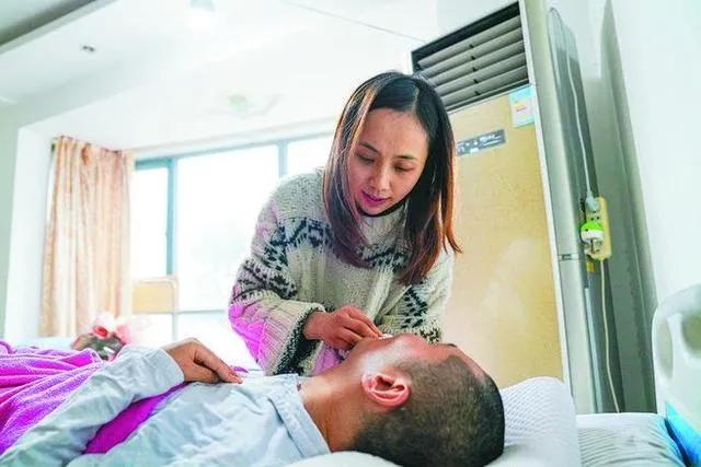 不离不弃照顾煤气中毒植物人,相恋八年男朋友变成植物人