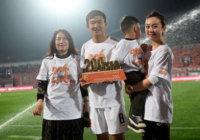 姚翰林退役双方球员列队致敬,致敬传奇队长