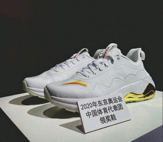 安踏颁奖服国旗版,安踏星标系列奥运领奖鞋