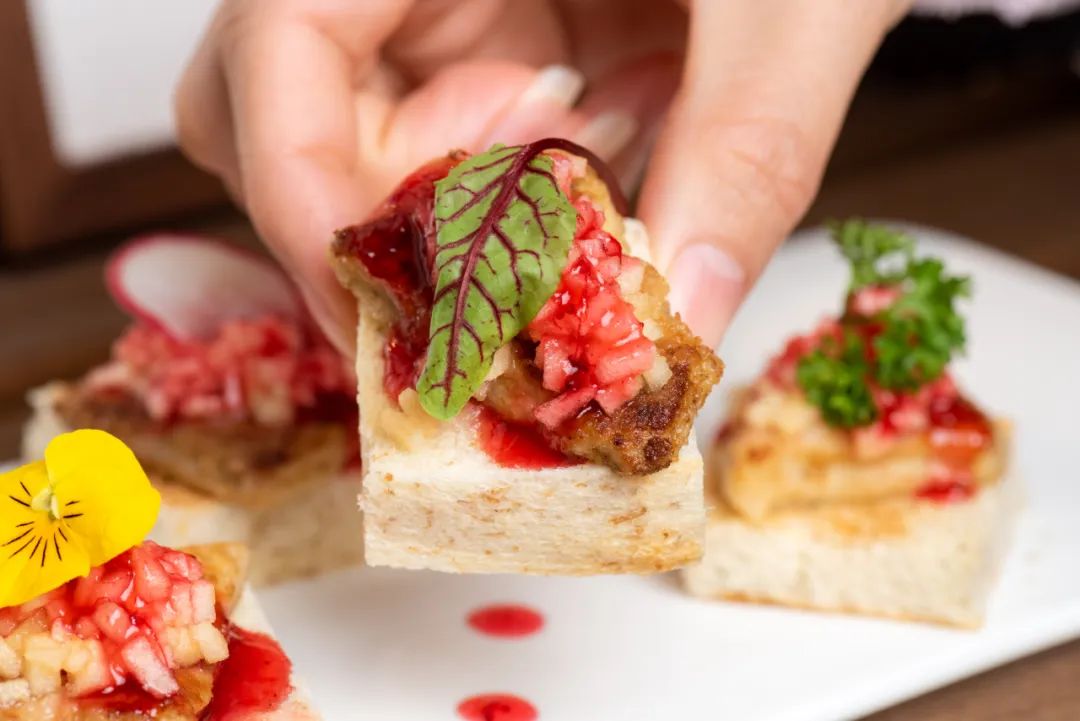 之心城这家餐厅堪称“西餐界CHANEL”,小姐姐们都抢着去