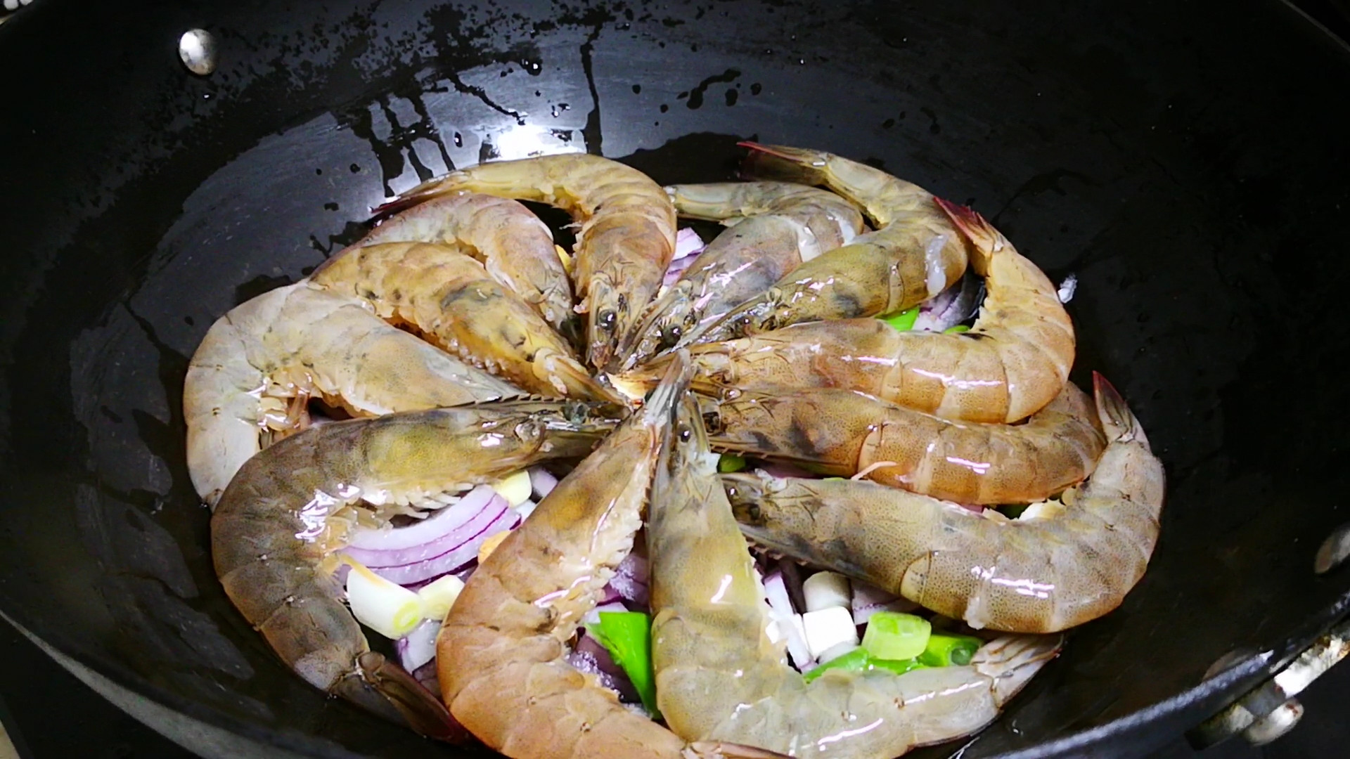 做大虾不用放水的做法,做大虾最简单的方法不加料酒