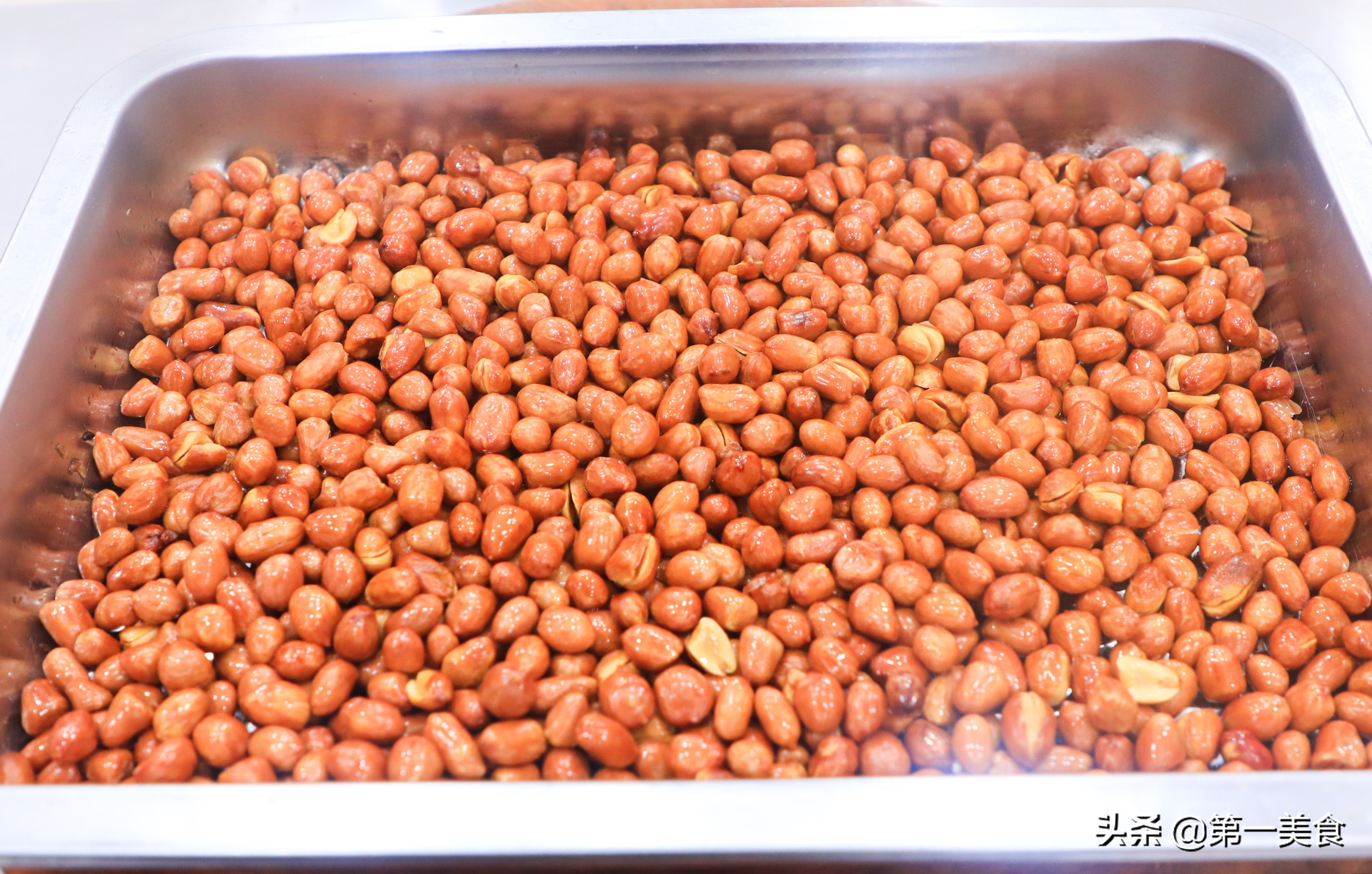 炸花生米有啥技巧教你正确做法,炸花生米怎么会掉皮