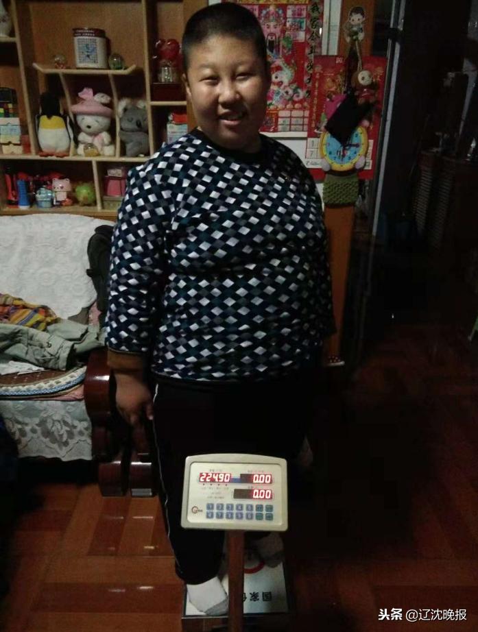 12岁体重224斤！腰围1.2米！妈防儿偷吃锁厨房