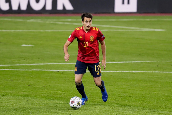 同样是巴萨小将，一个待在看台，一个能让核心“让位”，差距来了