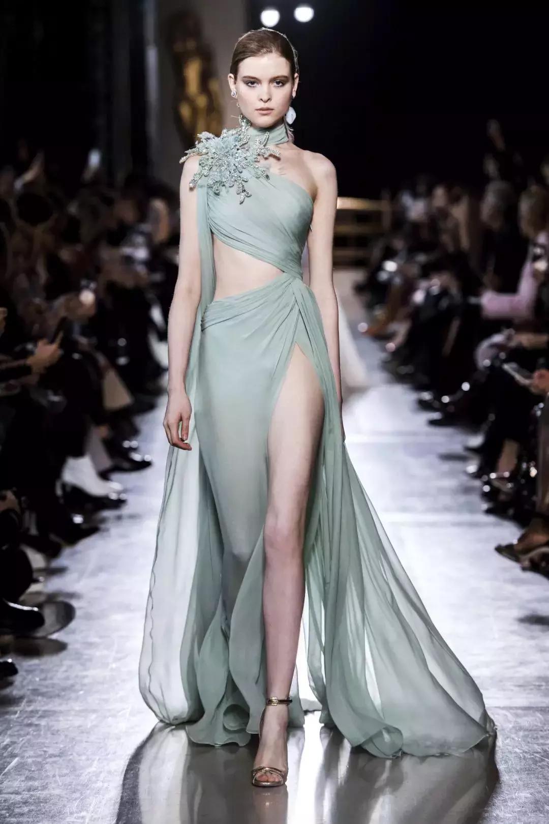 15万颗施华洛世奇水晶,eliesaab婚纱