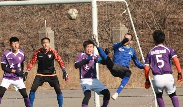 身披青岛淄博商会战袍这支球队从家乡异地商会走向全省足球冠军