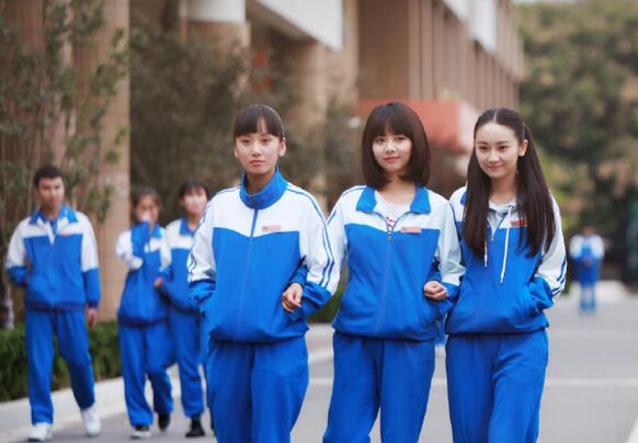 小学生校服收费100块,小学生校服收费