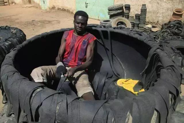 轮胎做成鞋？中国来的废轮胎，在非洲变成了人手一双的爆款潮鞋