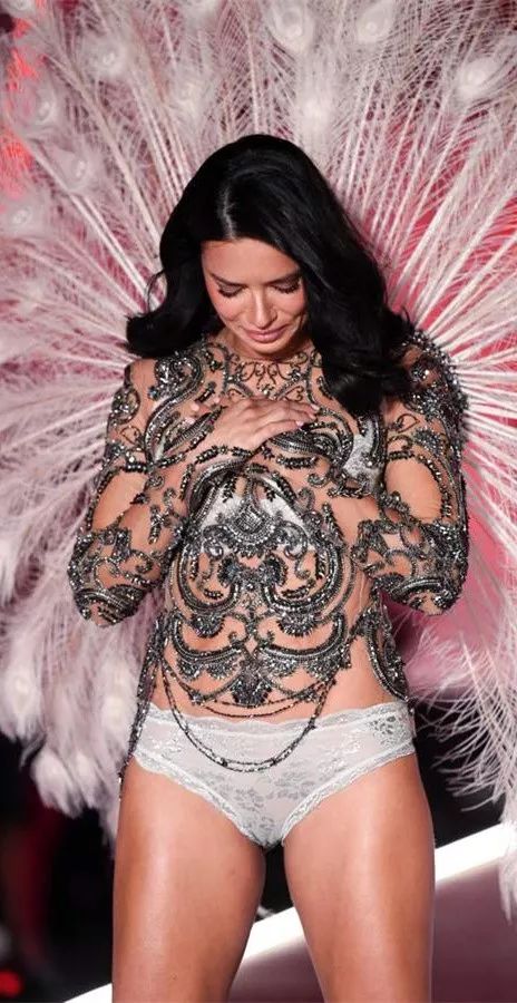 东北大花袄时尚走秀,维密超模东北大花袄