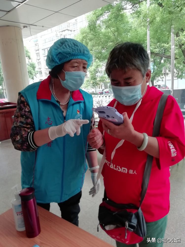 医院志愿者服务队,医院志愿者坚持上岗