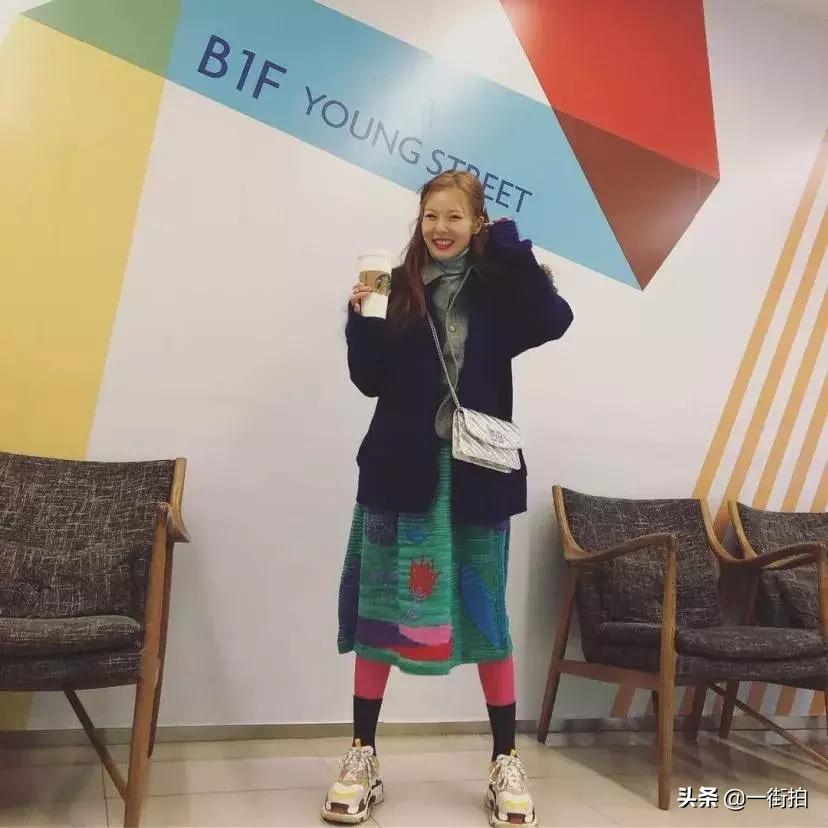 泫雅穿着粉色上衣走红,泫雅衣服ins