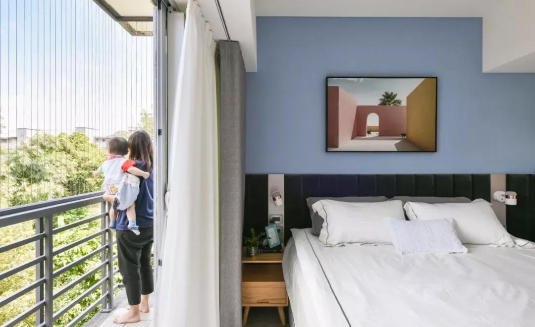 床头背景别刷大白墙,家里刮大白的半墙板床头效果图