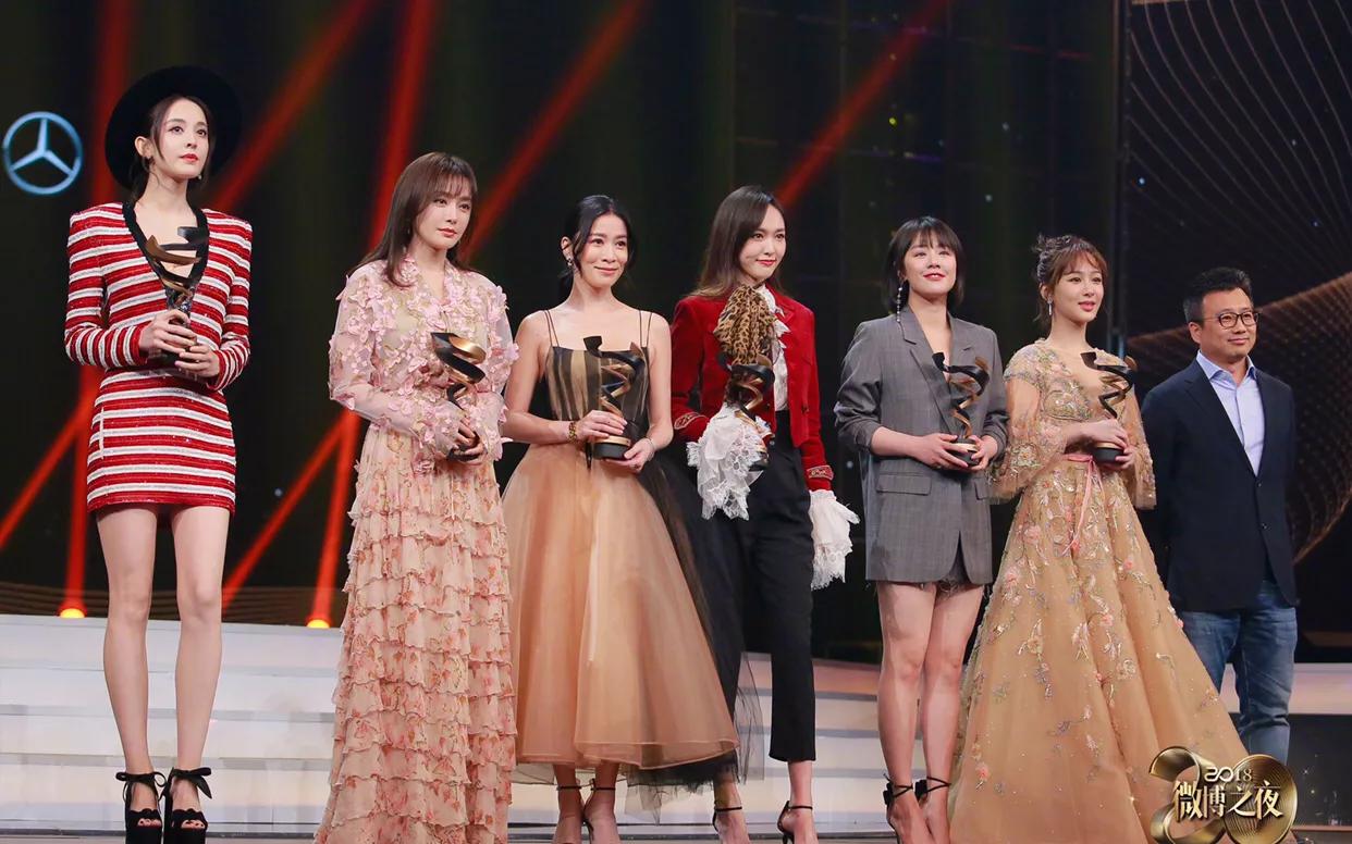 古力娜扎“红斑马”西装裙现身《微博之夜》：甜美帅酷