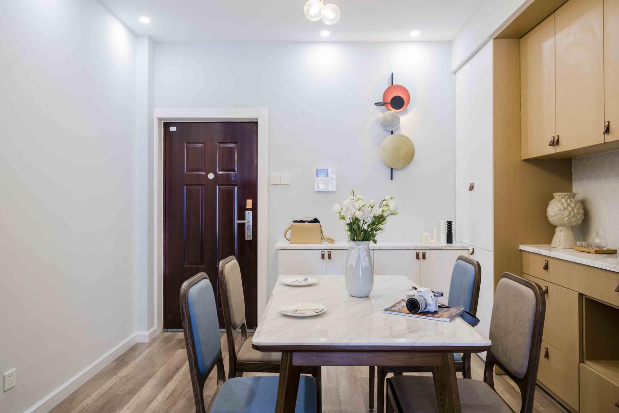 家庭聚餐时就怕餐桌小，有了这个随意拉伸的桌子，坐10人都没问题