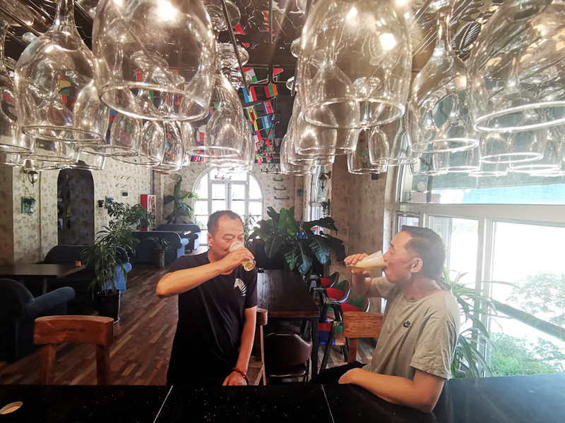 青岛金沙滩啤酒城醉美西海岸,西海岸金沙滩啤酒城里边的啤酒