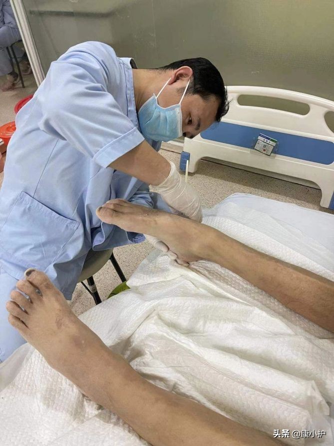 即使手指已弯曲变形，患者仍努力尝试为泰心康护护理员竖起拇指