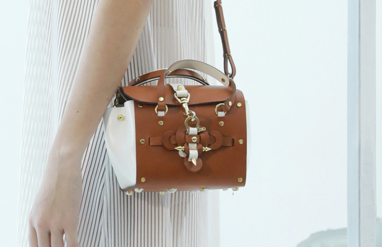 不要再背烂大街的双肩包了,别再背烂大街的轻奢包